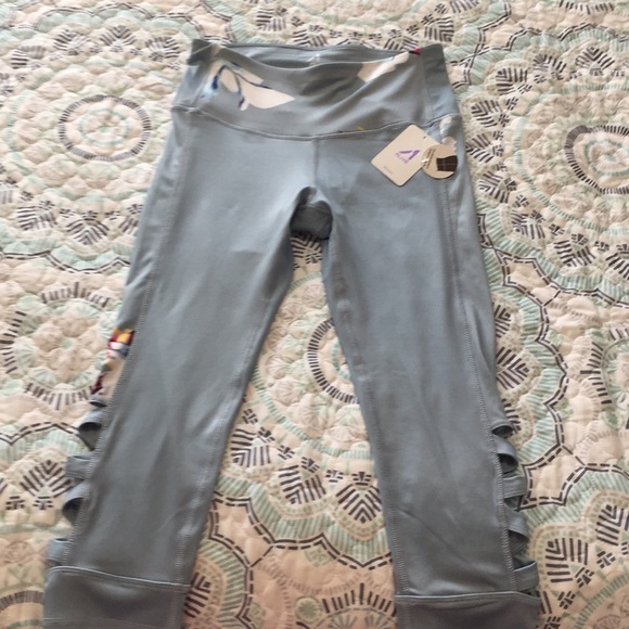 Alive Magnetics Capri leggings. Size small - Picture 2 of 4